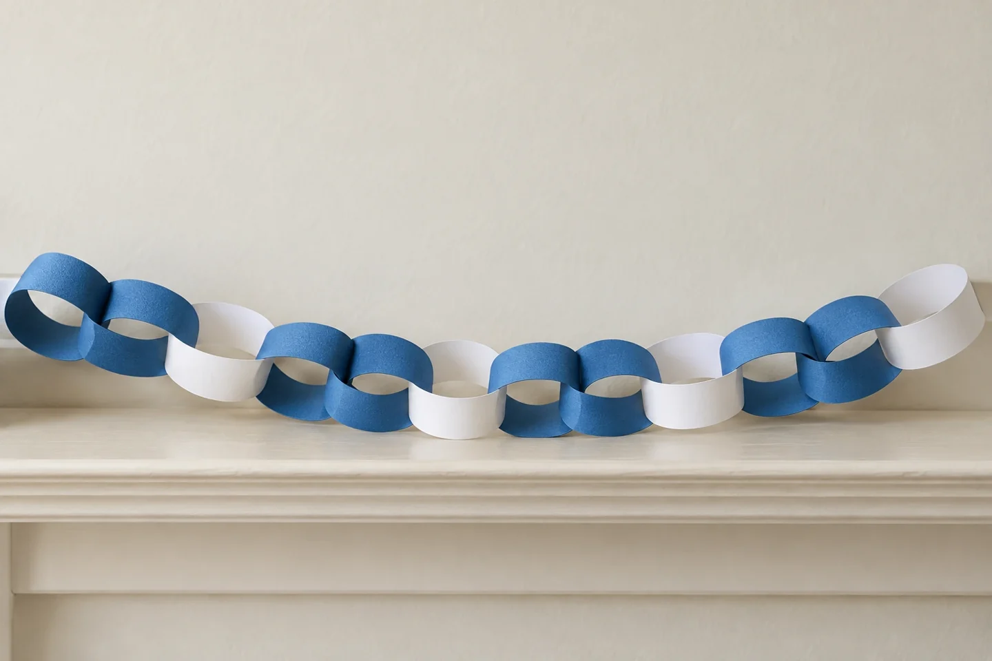 A twelve-link blue-blue-white chain displayed along a shelf